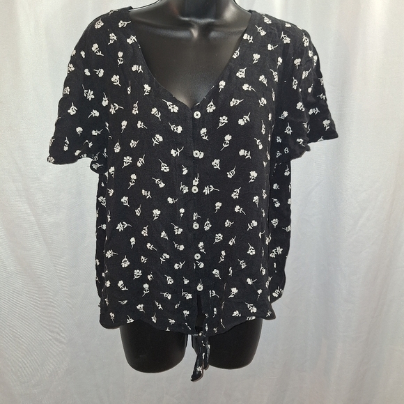 So large floral blouse button-down ties at waist - Picture 1 of 7